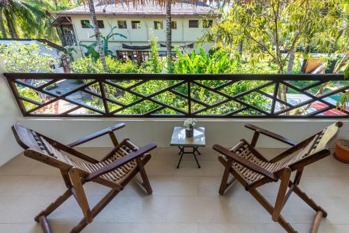 卢纳将军城Kalipay Resort Siargao的阳台配有2把椅子和桌子