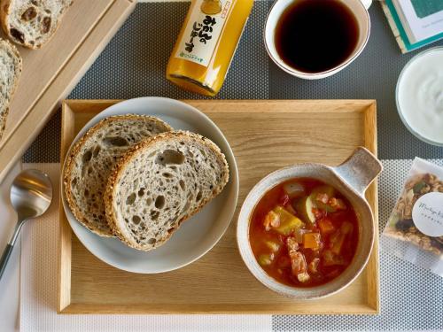 京都THE MACHIYA EBISUYA的盘子,盘子上放有一盘面包和一碗汤