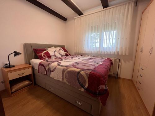 DragatušVineyard cottage Pri Krakaru的一间小卧室,配有床和窗户