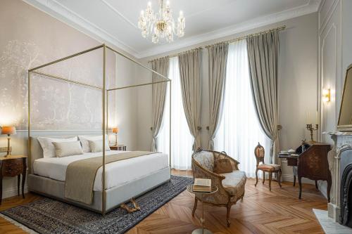 阿威罗MS Collection Aveiro - Palacete Valdemouro的一间卧室配有一张床和一个吊灯