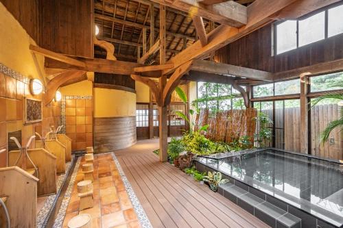 京丹后市昭恋馆予志日式旅馆的一座位于房子中间的室内游泳池