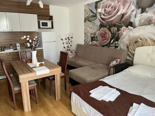 阳光海滩Apart Sweet Homes 5 - Apartments for guests的客厅配有沙发和桌子