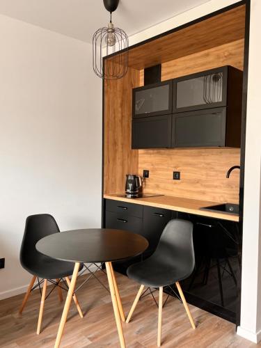 格但斯克SLASKA 12的厨房配有桌子和两把椅子