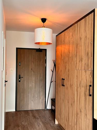 格但斯克SLASKA 12的走廊上设有木门和吊灯