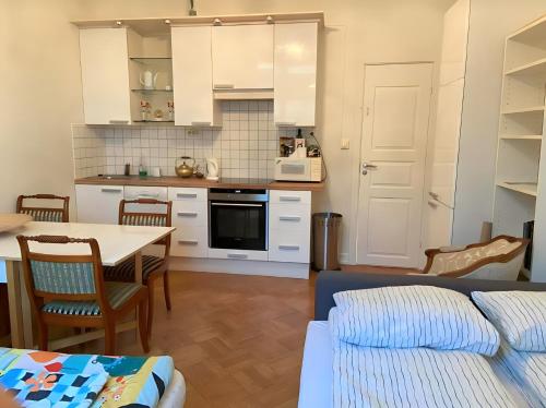 奥斯陆Villa Internationals的厨房配有白色橱柜、桌子和沙发