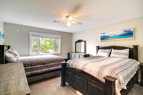 比洛克西Spacious Biloxi Home with Patio and Private Yard!的一间卧室设有两张床和窗户。