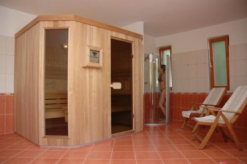 巴拉通马里亚弗都胡拉姆别墅住宿加早餐旅舍的淋浴间内的木柜