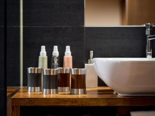 京都Kyoto Machiya Fukune的浴室柜台设有水槽和白色碗