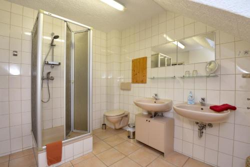 奥伯霍夫Haus Cäcilie的带淋浴、盥洗盆和卫生间的浴室