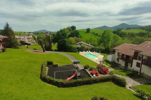 SouraïdeAdour Piscine Vue Montagnes的享有庭院的空中景致,设有游泳池和房屋