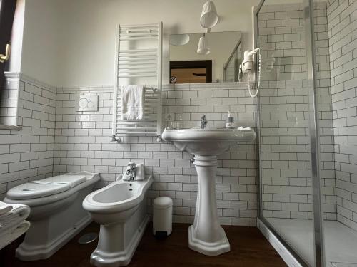 菲乌米奇诺Guest House Le Vagabonde的白色的浴室设有水槽和卫生间。