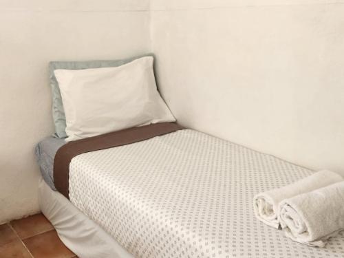 ‘OhonuaEua Accommodation的一张小床,位于客房的角落