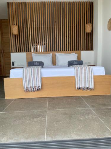 沙拉海滩LOLISEA Luxe view villas的一间卧室配有一张大床和两个枕头