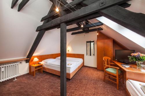 科隆科隆老城诺乌木阿米尔卡岑酒店的一间卧室配有一张床和一张带电脑的书桌