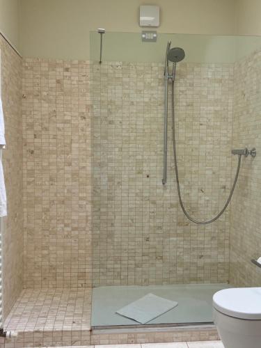 乌尔比诺Urbino Apartment - Urban Retreat的带淋浴和卫生间的浴室
