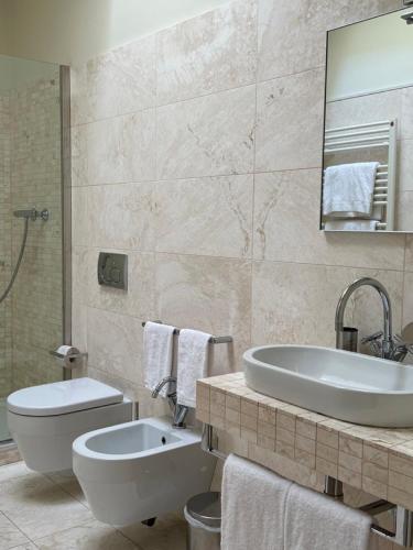 乌尔比诺Urbino Apartment - Urban Retreat的带浴缸、盥洗盆和卫生间的浴室