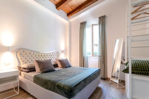 日科德尔格尔福迪艾斯La Casetta的白色的卧室设有床和窗户