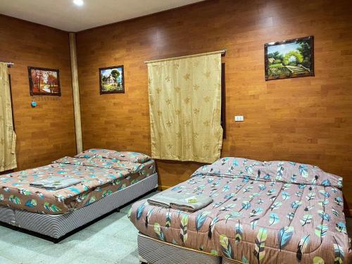 七岩Loongmun Beach的木墙客房的两张床