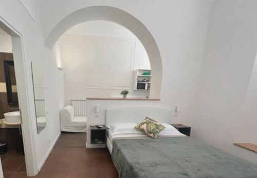 罗马Eccelso Suites的白色的客房配有床和镜子