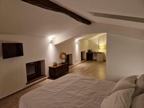 Dario Coos srl - Azienda vinicola的一间卧室配有一张床和一台电视