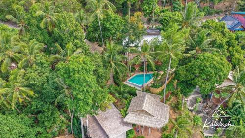 Haad PleayleamKalulushi Bungalows的享有带游泳池的度假村的空中景致