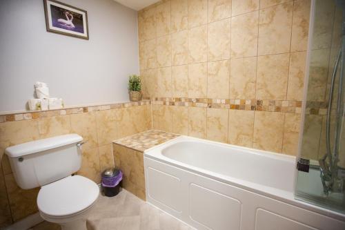 莱德林赫林木瀑布旅馆的一间带卫生间和浴缸的浴室