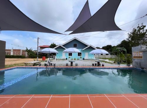 Kota BharuMembunga Village的一座带房子的游泳池