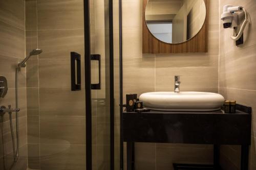 库萨达斯MONALİSA HOTELS的一间带水槽和镜子的浴室