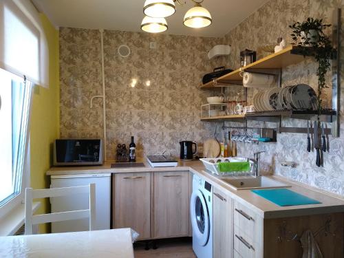 马多纳Sunrise Apartment的厨房配有洗衣机和水槽