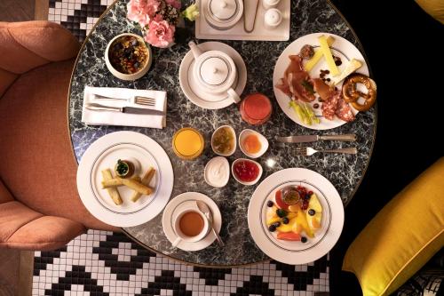 斯特拉斯堡Maison Rouge Strasbourg Hotel & Spa, Autograph Collection的一张桌子上放着一大堆早餐食品