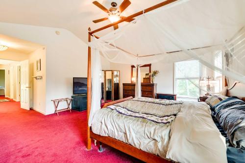 鲍尔斯顿温泉村Woodsy Ballston Spa Home 4 Mi to State Park!的一间卧室配有天蓬床和红地毯