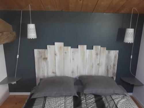 布尔圣昂代奥AU MAS D'EMMA的一间卧室配有木制床头板和一张床