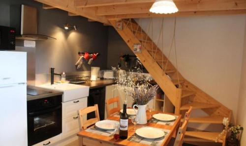 布尔圣昂代奥AU MAS D'EMMA的厨房设有木桌和楼梯。