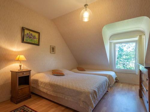 卡纳克Villa Carnac, 6 pièces, 12 personnes - FR-1-477-19的一间卧室设有两张床和窗户。