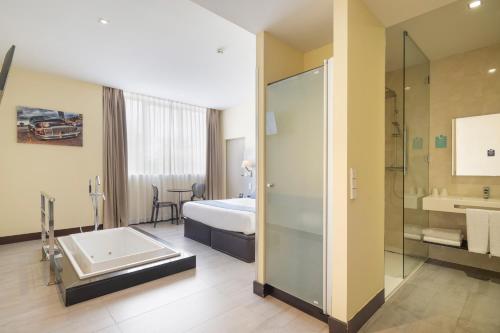 伊列斯卡斯Alda Route 42的酒店客房设有带浴缸和淋浴的浴室。