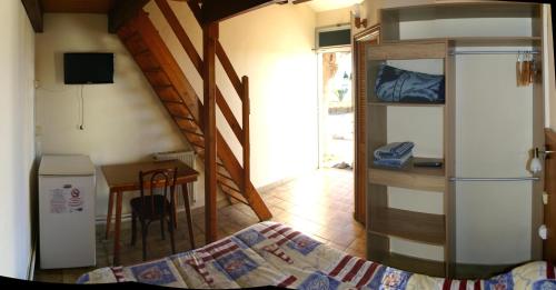 维克拉加尔迪奥勒保护区酒店的一间带双层床和桌子的卧室以及一间厨房