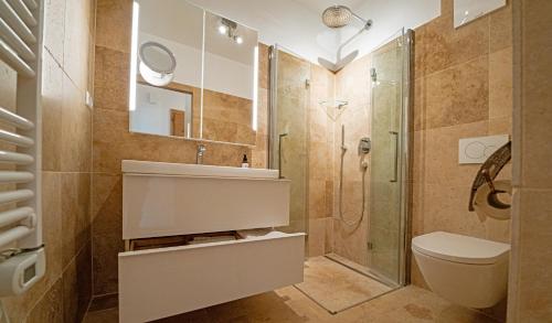 魏森湖西豪斯维尔纳公寓的带淋浴、卫生间和盥洗盆的浴室