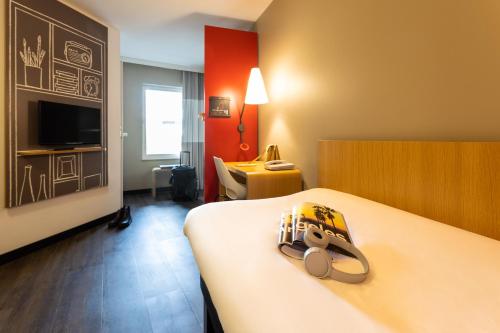 鲁汶宜必思勒芬中心酒店的酒店客房,床上装有背包