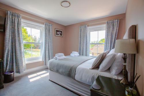 莱德林赫林木瀑布旅馆的一间卧室设有一张床和两个窗户。