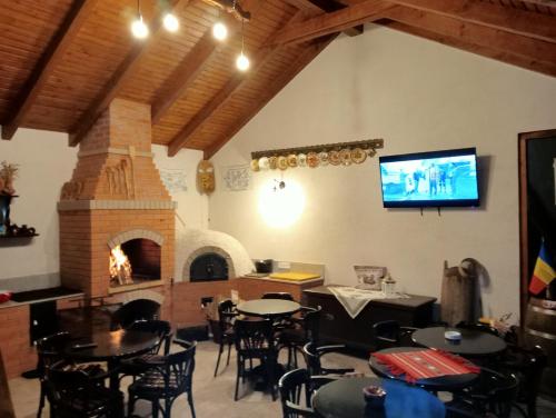 锡比乌盐矿镇Casa Raisa & Maria的一间带桌子和壁炉的用餐室