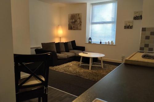 哈利法克斯Urban Chic Suite - Simple2let Serviced Apartments的客厅配有沙发和桌子