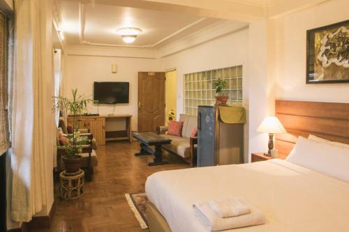 帕坦塔加发住宿加早餐旅馆的一间卧室设有一张床和一间客厅。