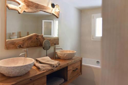圣安东尼奥湾Casa dos Islas的浴室设有木台上的两个盥洗盆