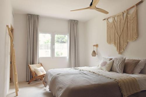圣安东尼奥湾Casa dos Islas的白色的卧室设有一张大床和一个窗户