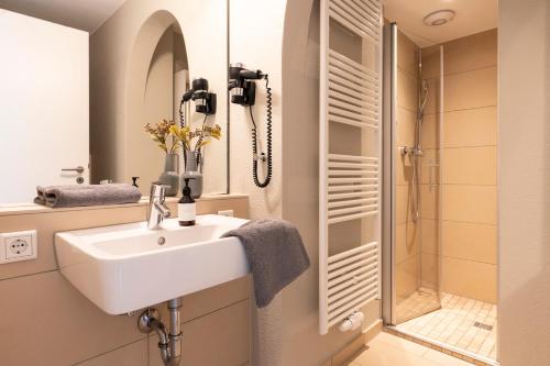 博尔库姆Hotel Tide42的一间带水槽和淋浴的浴室