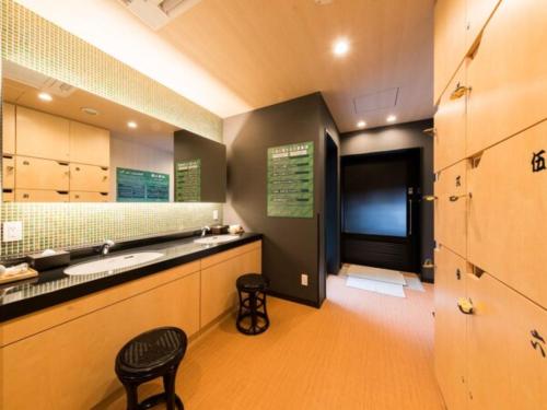 东京Super Hotel Tokyo Kinshicho Ekimae / Vacation STAY 78884的一间带水槽和台面的大浴室