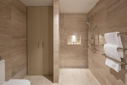 汉默温泉Oakview的浴室配有淋浴间和卫生间。