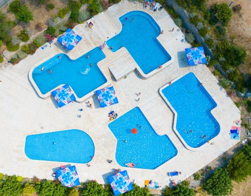 克罗诺维察Luxury Home Sanella的享有蓝色海水游泳池的顶部景致