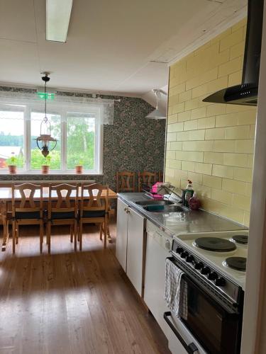 克里斯蒂娜港Karaby Gård, Country Living的厨房配有水槽和炉灶 顶部烤箱