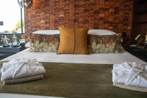 马塞拉韦尔Spa酒店的一间卧室配有带枕头的床